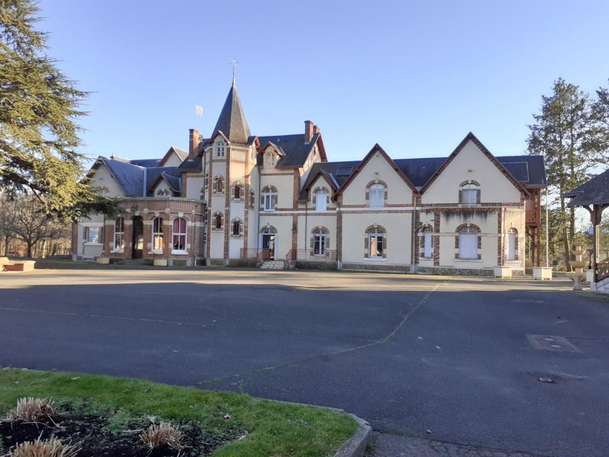 Hotel-Restaurant Domaine De La Grande Garenne Neuvy-sur-Barangeon Buitenkant foto