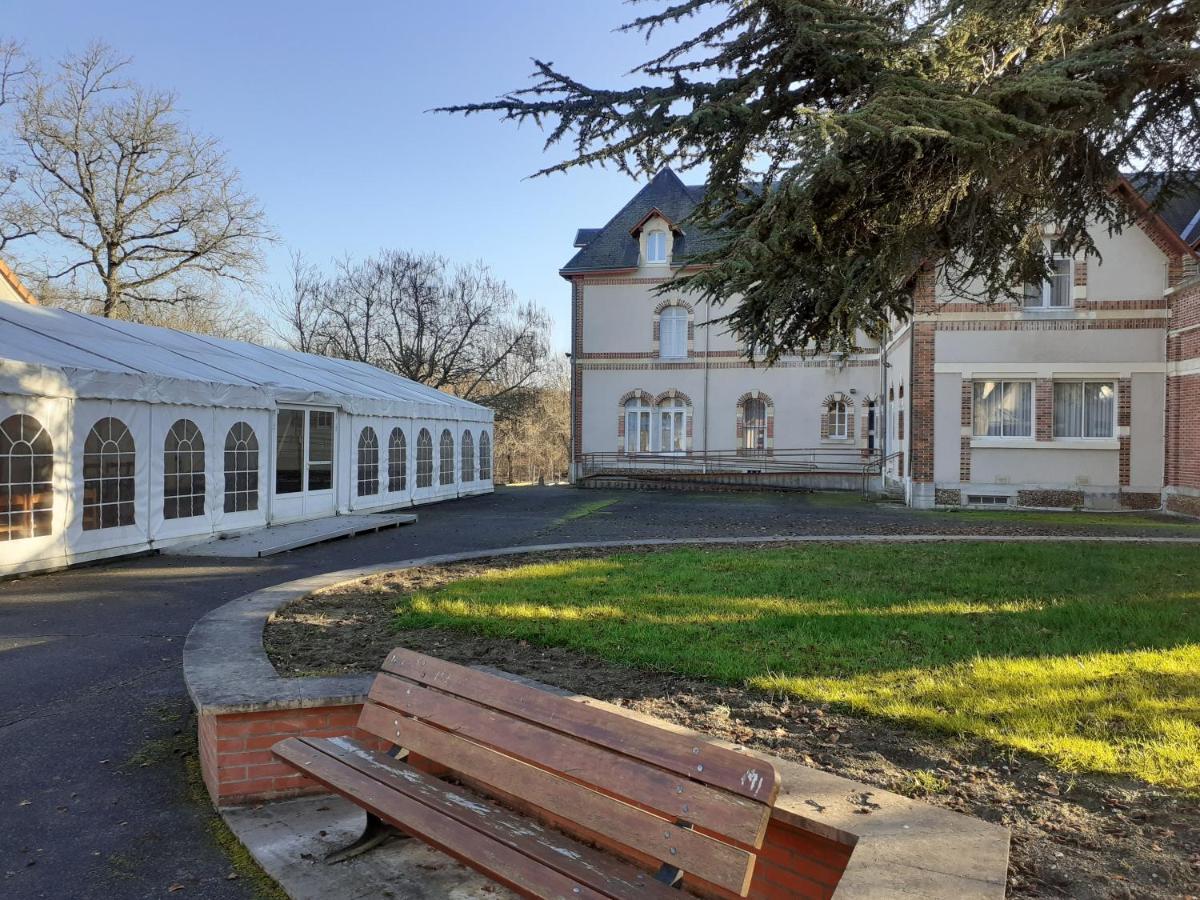 Hotel-Restaurant Domaine De La Grande Garenne Neuvy-sur-Barangeon Buitenkant foto