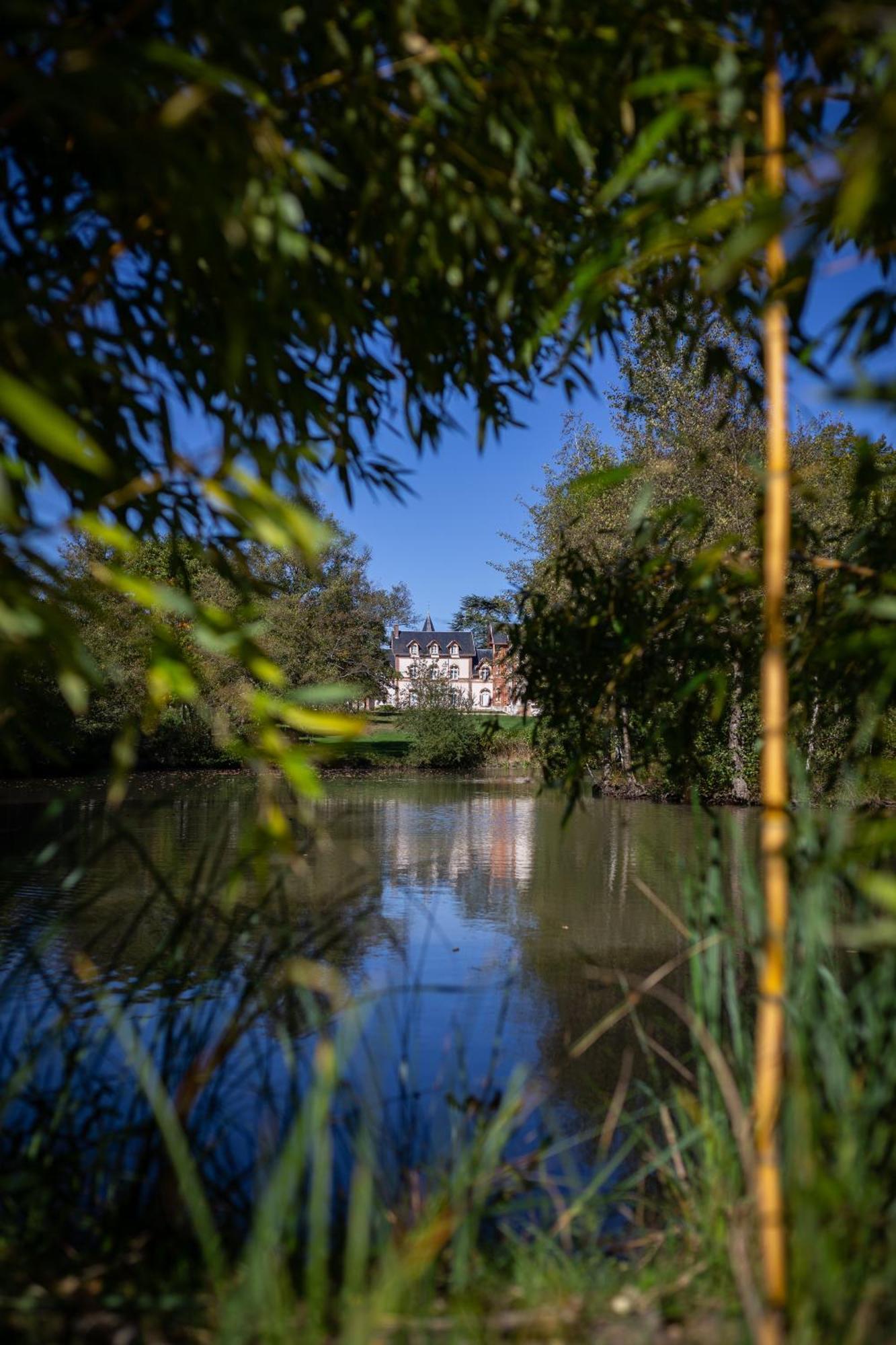 Hotel-Restaurant Domaine De La Grande Garenne Neuvy-sur-Barangeon Buitenkant foto