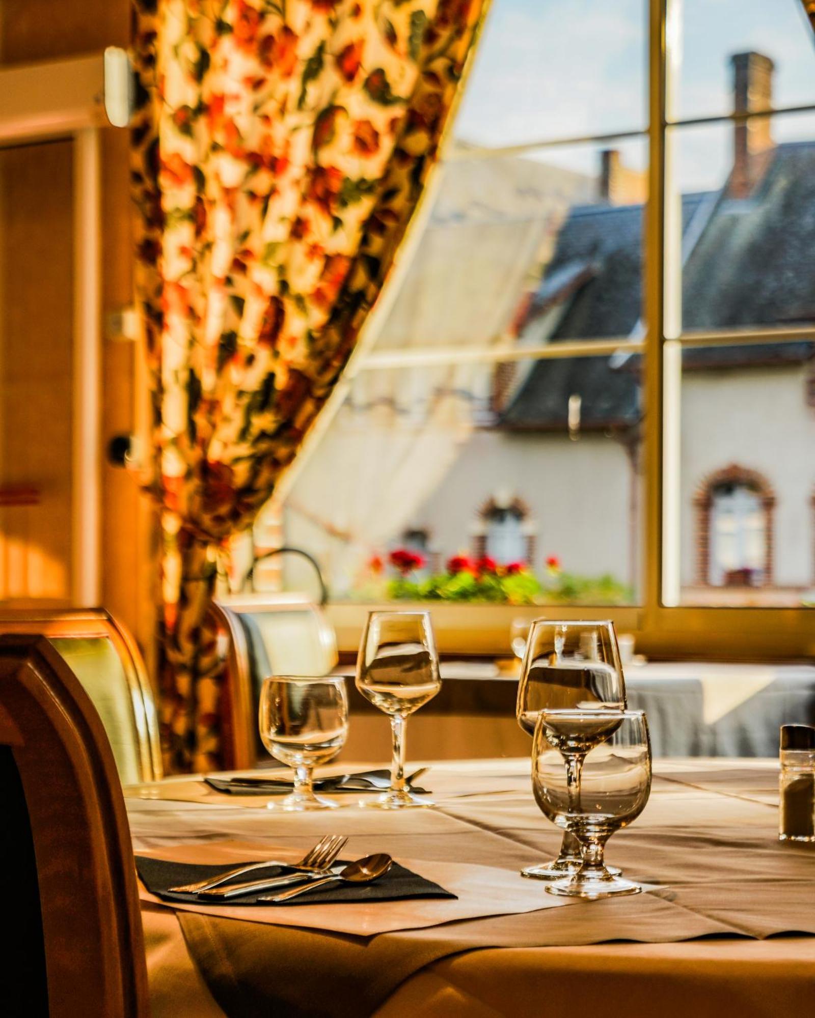 Hotel-Restaurant Domaine De La Grande Garenne Neuvy-sur-Barangeon Buitenkant foto