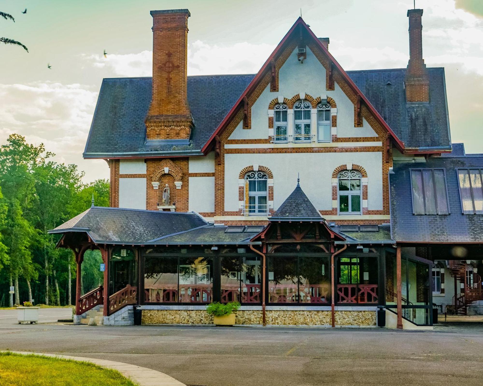 Hotel-Restaurant Domaine De La Grande Garenne Neuvy-sur-Barangeon Buitenkant foto