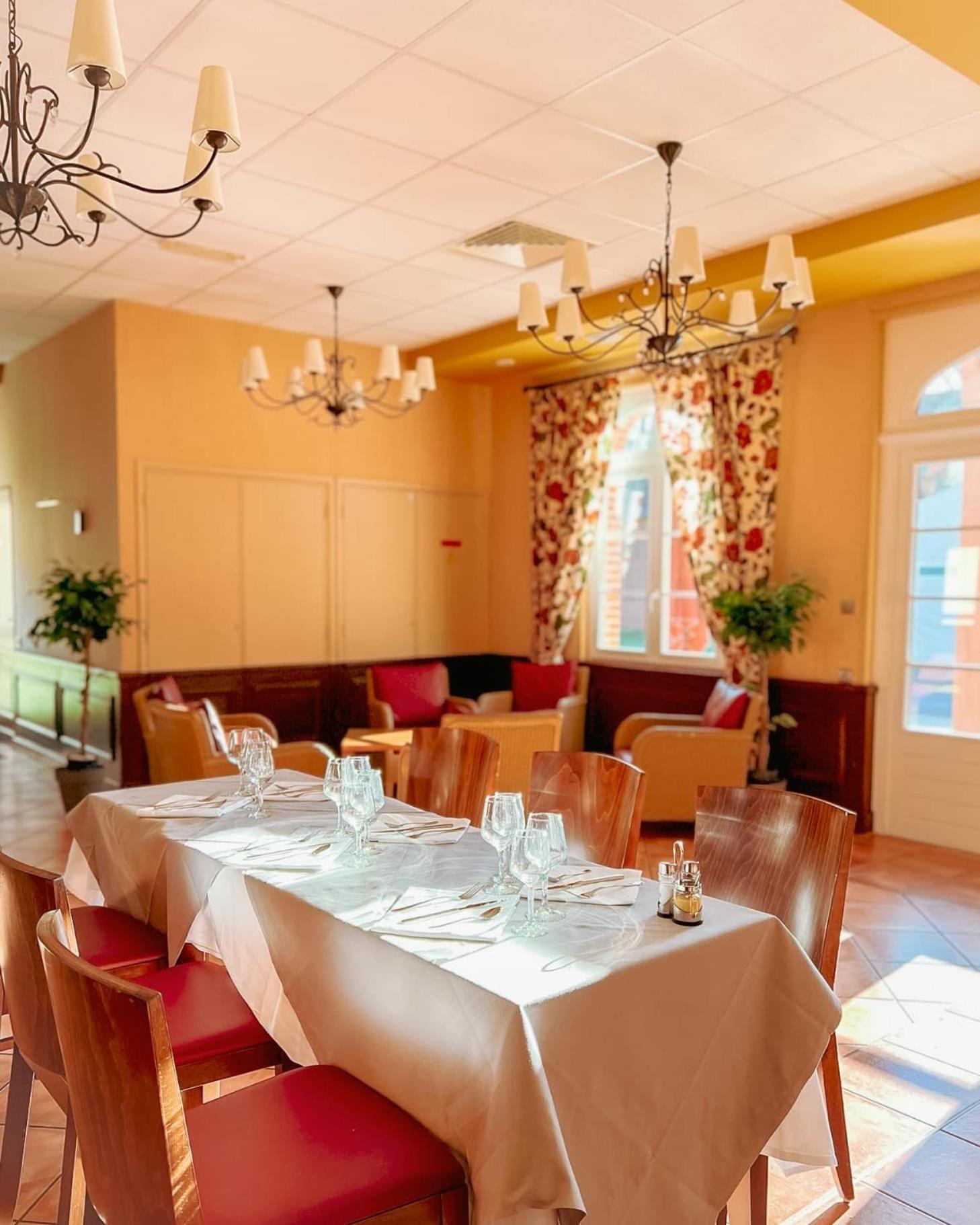Hotel-Restaurant Domaine De La Grande Garenne Neuvy-sur-Barangeon Buitenkant foto