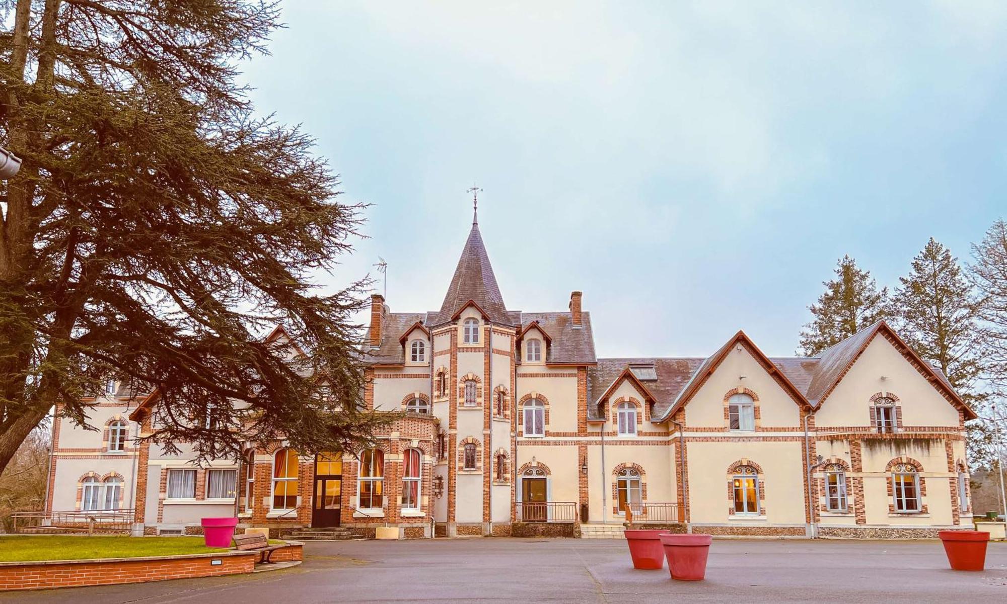 Hotel-Restaurant Domaine De La Grande Garenne Neuvy-sur-Barangeon Buitenkant foto